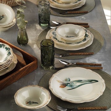 18-osainen monivärinen/posliininen ruokailusarja