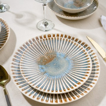 24-osainen monivärinen posliininen ruokailusarja