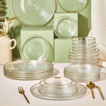 24-osainen ruokailusarja, kirkasta lasia ja kultaisia yksityiskohtia