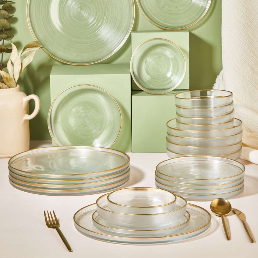 24-osainen ruokailusarja, kirkasta lasia ja kultaisia yksityiskohtia