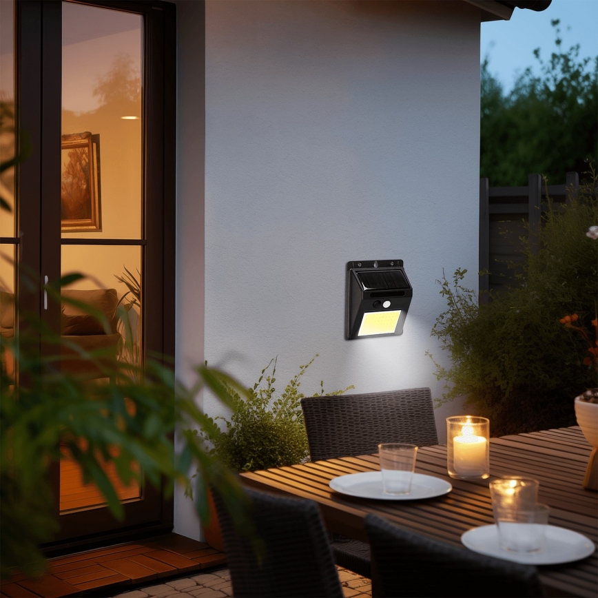 Aigostar - LED-seinäaurinkovalaisin anturilla LED/13W/5,5V 6500K IP65