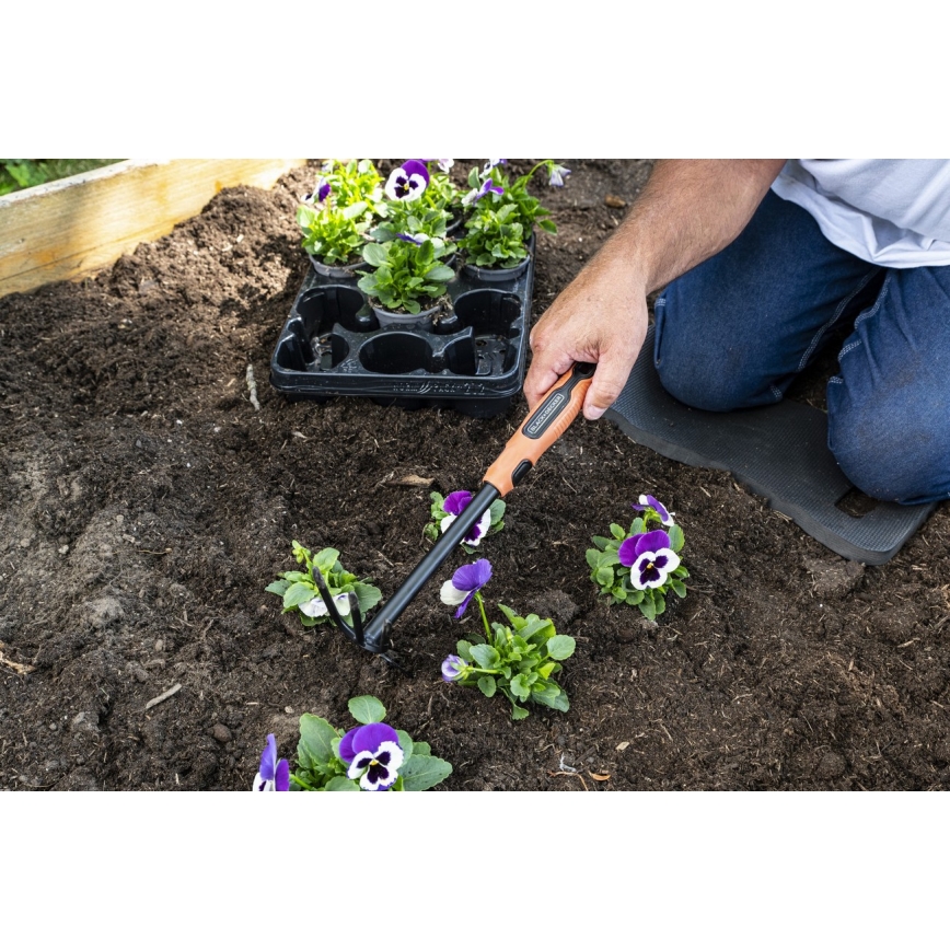 BLACK+DECKER - Puutarhakuokka kolmihaaraisella maanpehmentimellä 30 cm