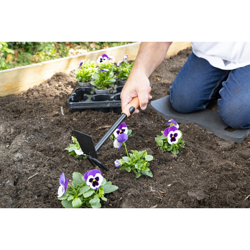 BLACK+DECKER - Puutarhakuokka kolmihaaraisella maanpehmentimellä 30 cm