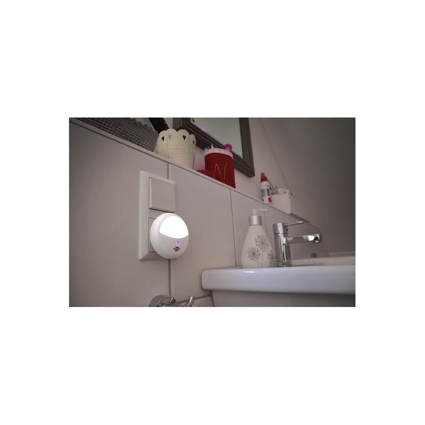 Brennenstuhl - LED pistorasia suuntavalo anturilla LED/0,85W/230V