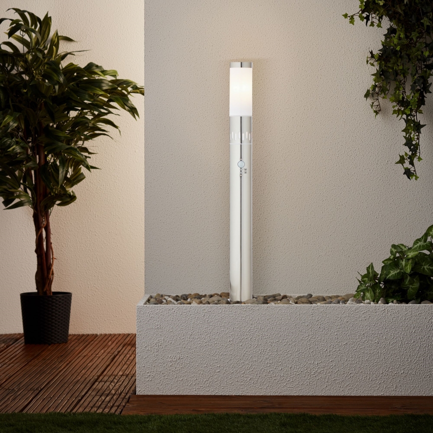 Brilliant - LED-ulkovalaisin anturilla LEIGH LED/0,9W/230V + 1xE27/11W 80 cm IP44 kiiltävä kromi