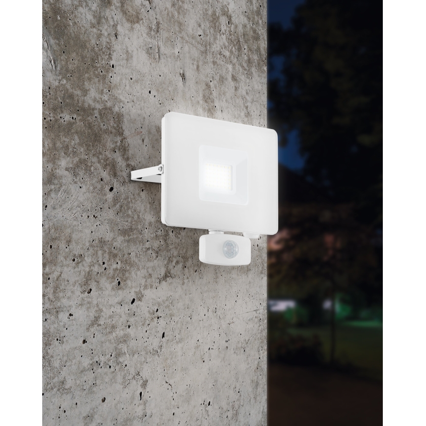 Eglo 33158 - LED-valonheitin anturilla FAEDO 3 LED/30W/230V IP44