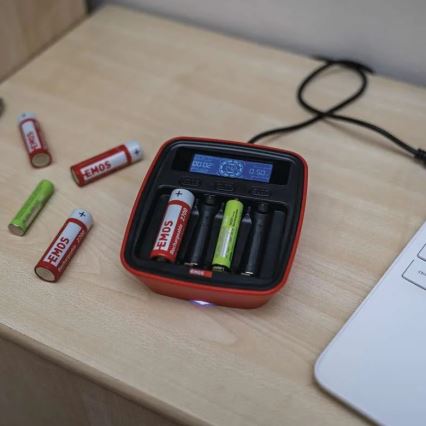 Akkulaturi LCD-näytöllä 4xAA/AAA 5V