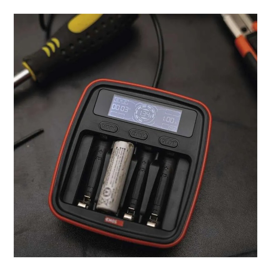 Akkulaturi LCD-näytöllä 4xAA/AAA 5V