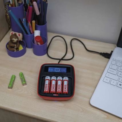 Akkulaturi LCD-näytöllä 4xAA/AAA 5V