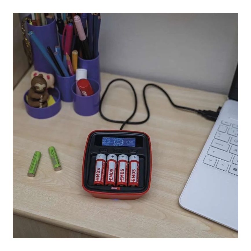 Akkulaturi LCD-näytöllä 4xAA/AAA 5V