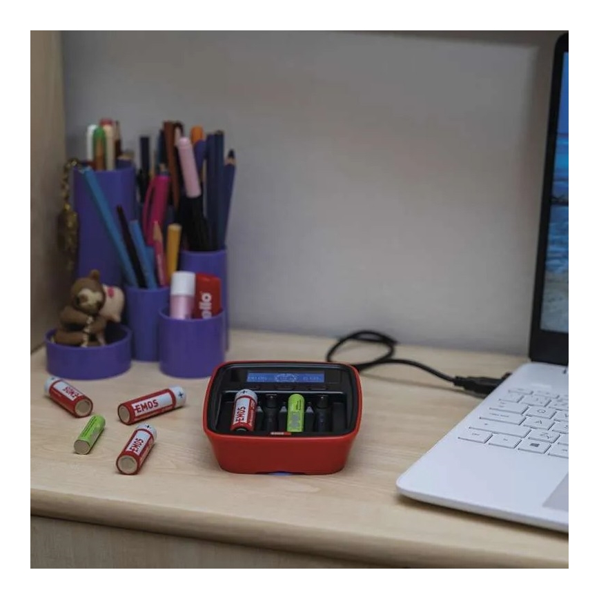 Akkulaturi LCD-näytöllä 4xAA/AAA 5V
