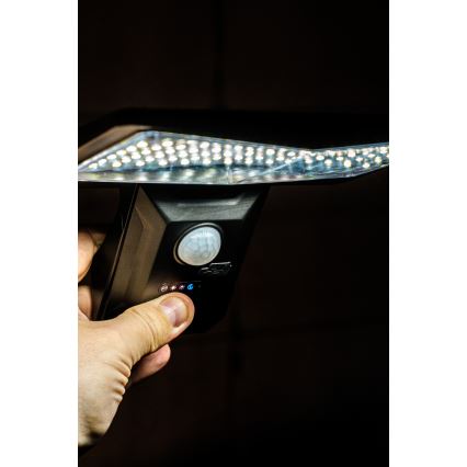 LED-seinäaurinkovalaisin anturilla LED/2,6W/5,5V IP65 musta