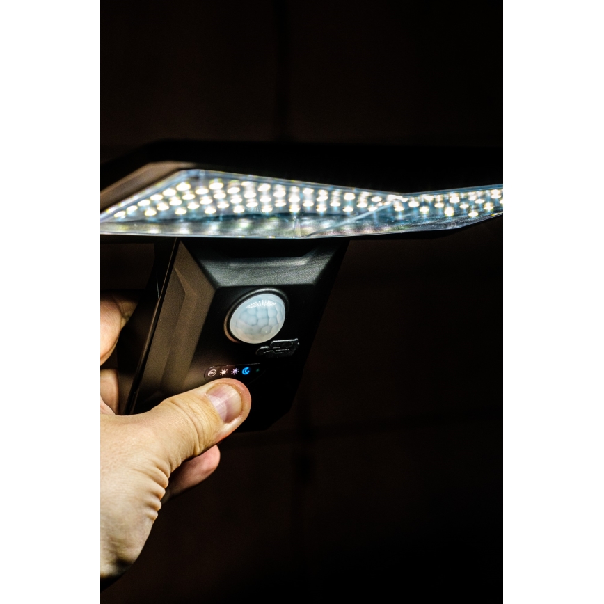 LED-seinäaurinkovalaisin anturilla LED/2,6W/5,5V IP65 musta
