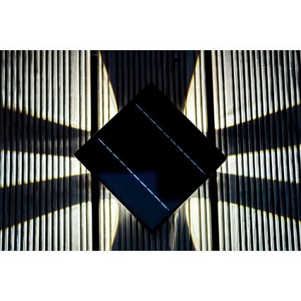 LED aurinkokenno seinävalaisin anturilla LED/2W/5V IP54