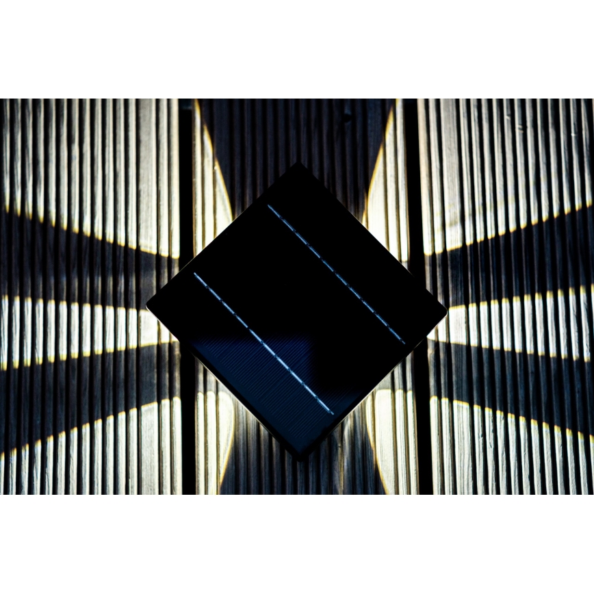 LED aurinkokenno seinävalaisin anturilla LED/2W/5V IP54