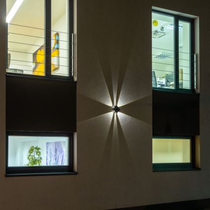 LED aurinkokenno seinävalaisin anturilla LED/2W/5V IP54