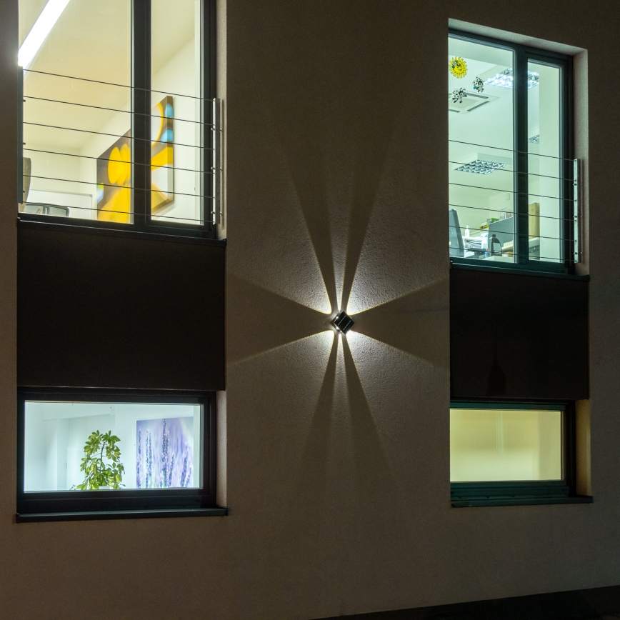 LED aurinkokenno seinävalaisin anturilla LED/2W/5V IP54