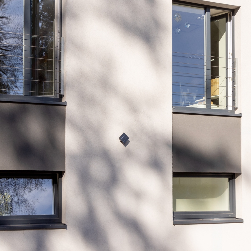 LED aurinkokenno seinävalaisin anturilla LED/2W/5V IP54