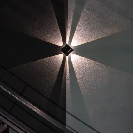 LED aurinkokenno seinävalaisin anturilla LED/2W/5V IP54