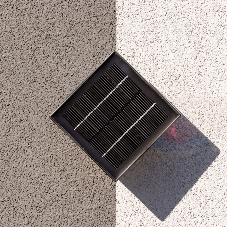 LED aurinkokenno seinävalaisin anturilla LED/2W/5V IP54