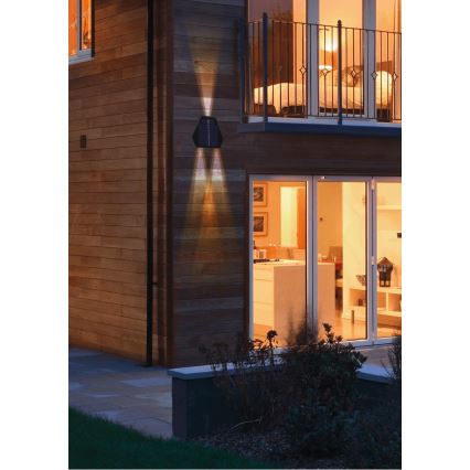 LED aurinkokenno seinävalaisin anturilla LED/2W/5V IP54