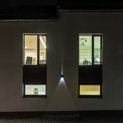 LED aurinkokenno seinävalaisin anturilla LED/2W/5V IP54
