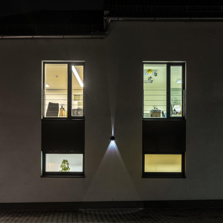 LED aurinkokenno seinävalaisin anturilla LED/2W/5V IP54
