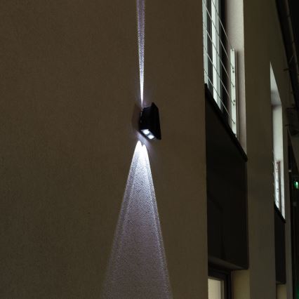 LED aurinkokenno seinävalaisin anturilla LED/2W/5V IP54