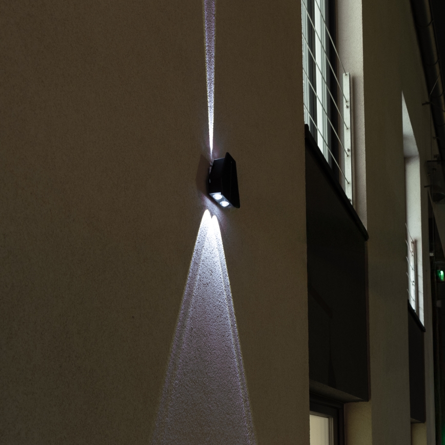 LED aurinkokenno seinävalaisin anturilla LED/2W/5V IP54