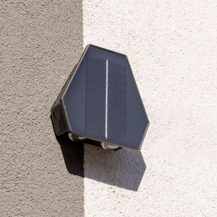 LED aurinkokenno seinävalaisin anturilla LED/2W/5V IP54