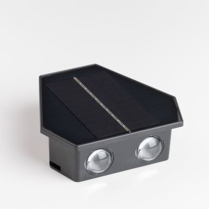 LED aurinkokenno seinävalaisin anturilla LED/2W/5V IP54