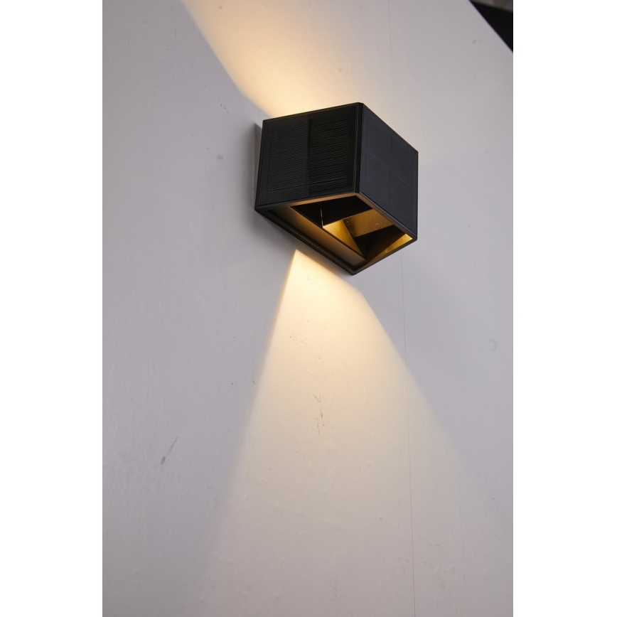 LED aurinkokenno seinävalaisin anturilla LED/2W/5V IP54