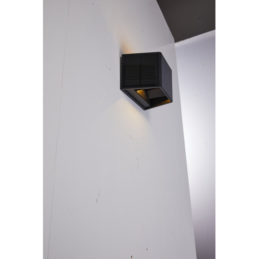 LED aurinkokenno seinävalaisin anturilla LED/2W/5V IP54