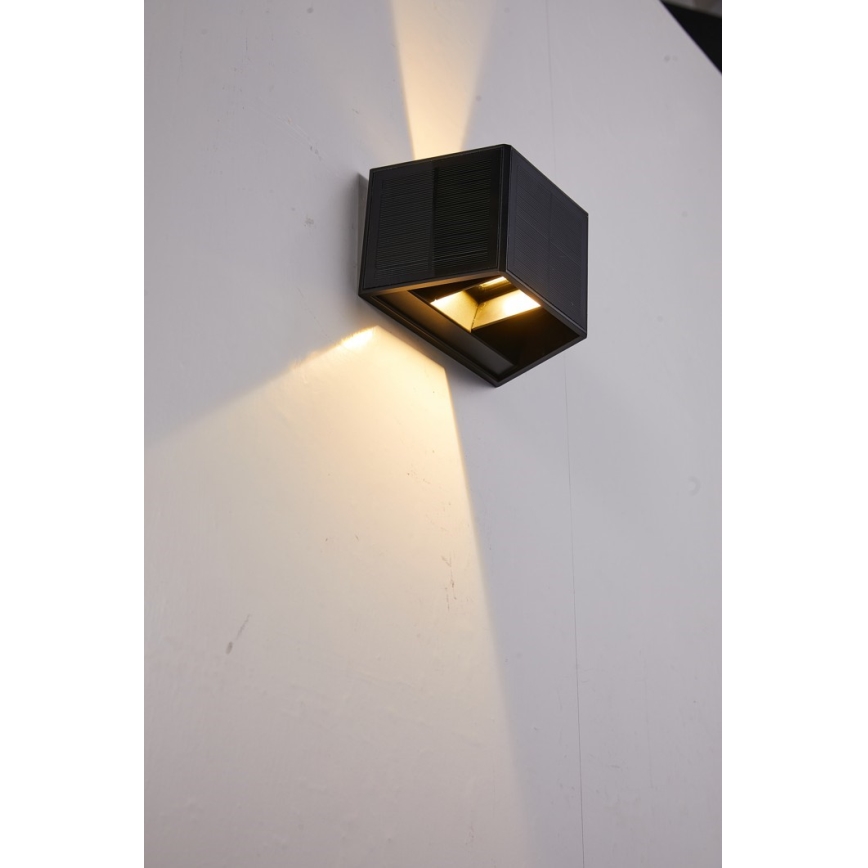 LED aurinkokenno seinävalaisin anturilla LED/2W/5V IP54
