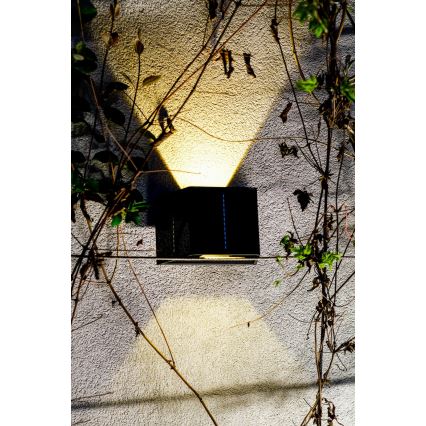 LED aurinkokenno seinävalaisin anturilla LED/2W/5V IP54