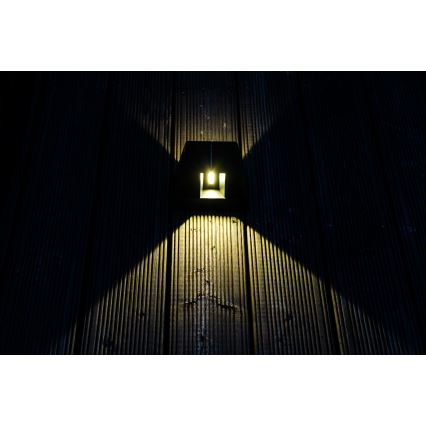 LED aurinkokenno seinävalaisin anturilla LED/2W/5V IP54