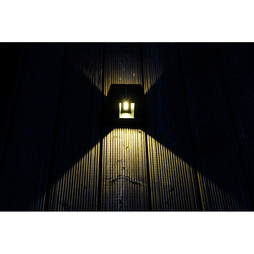 LED aurinkokenno seinävalaisin anturilla LED/2W/5V IP54