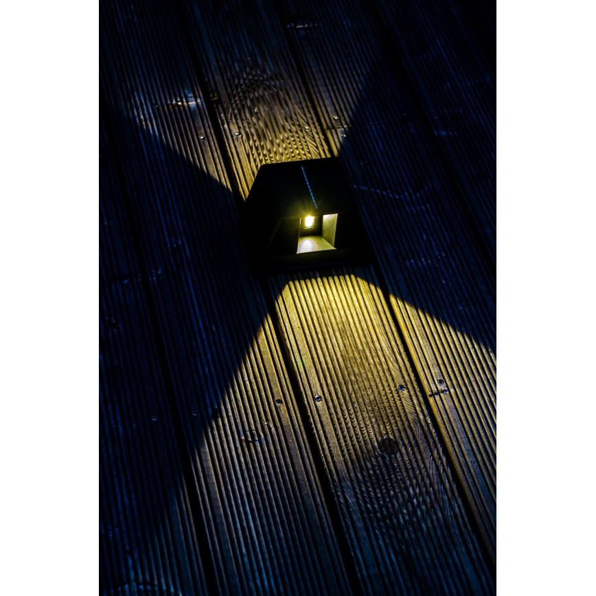 LED aurinkokenno seinävalaisin anturilla LED/2W/5V IP54