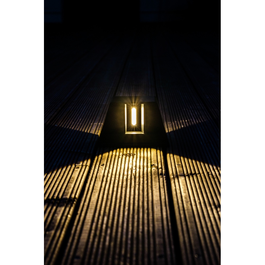 LED aurinkokenno seinävalaisin anturilla LED/2W/5V IP54