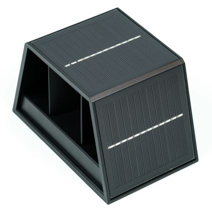 LED aurinkokenno seinävalaisin anturilla LED/2W/5V IP54