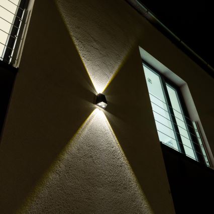 LED aurinkokenno seinävalaisin anturilla LED/2W/5V IP54