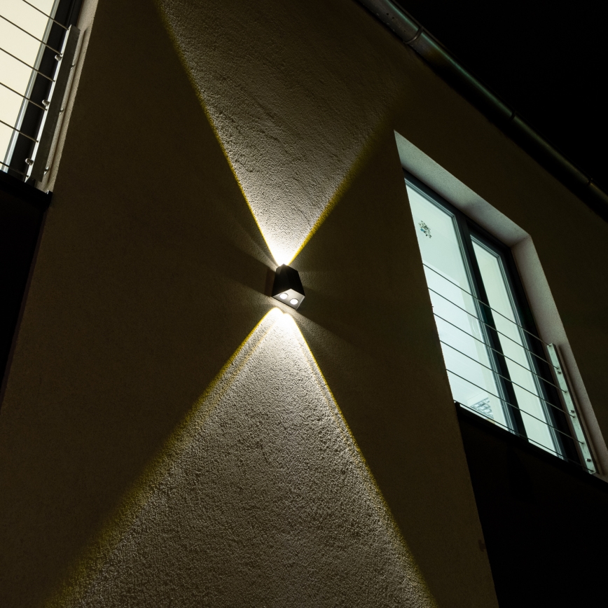 LED aurinkokenno seinävalaisin anturilla LED/2W/5V IP54