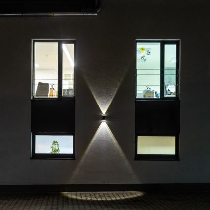LED aurinkokenno seinävalaisin anturilla LED/2W/5V IP54