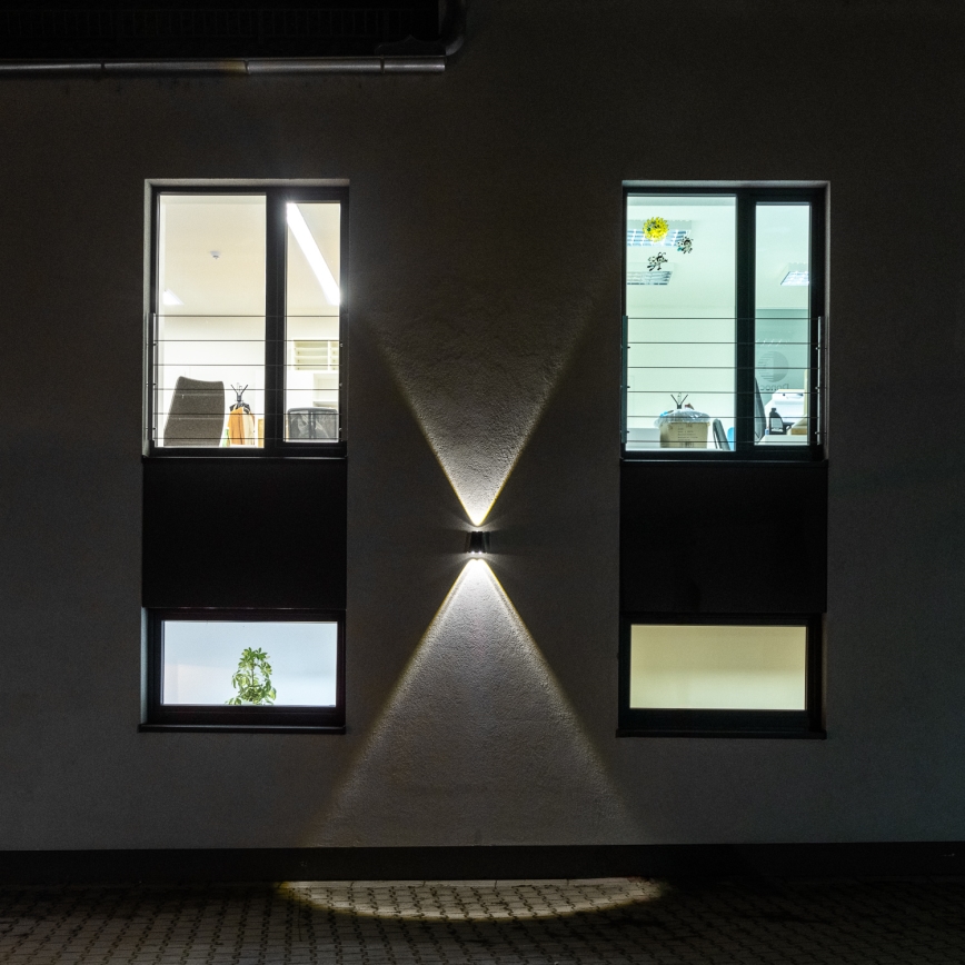 LED aurinkokenno seinävalaisin anturilla LED/2W/5V IP54