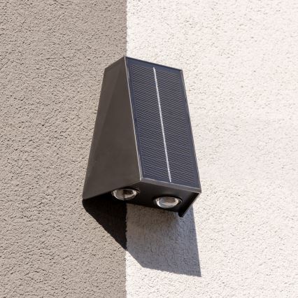 LED aurinkokenno seinävalaisin anturilla LED/2W/5V IP54