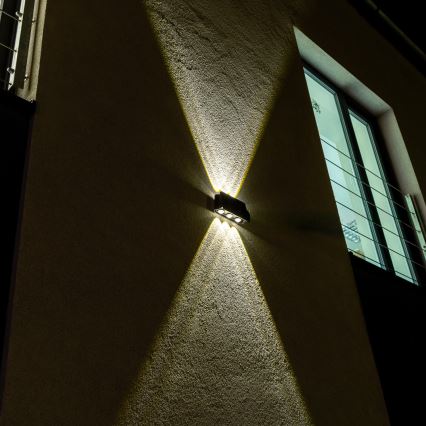 LED aurinkokenno seinävalaisin anturilla LED/2W/5V IP54