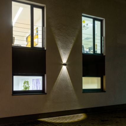 LED aurinkokenno seinävalaisin anturilla LED/2W/5V IP54