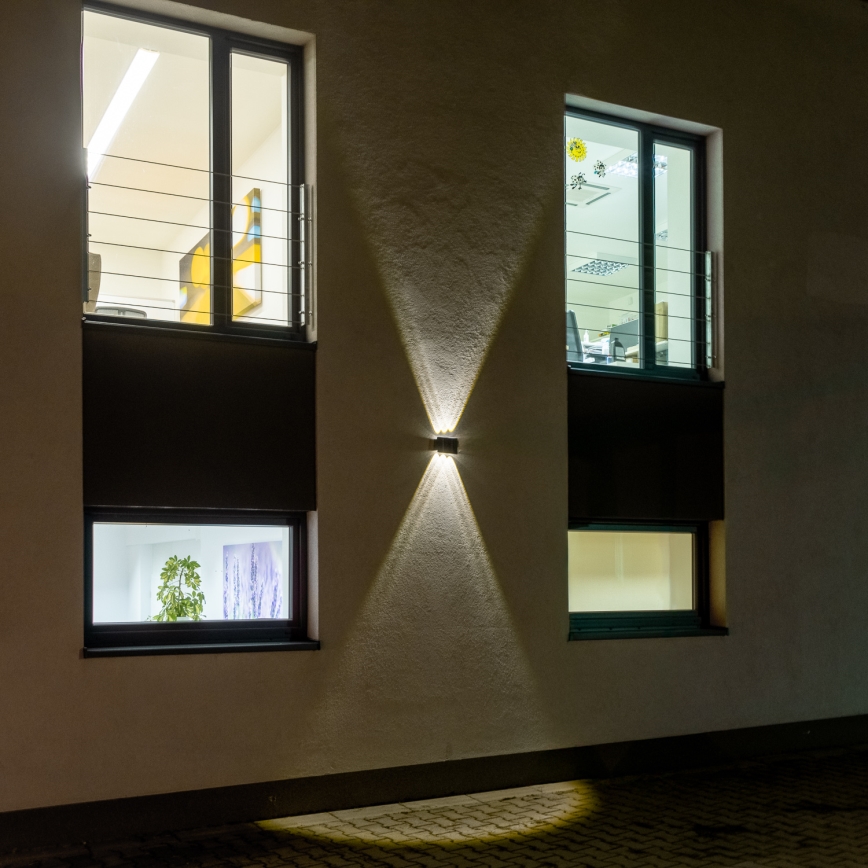 LED aurinkokenno seinävalaisin anturilla LED/2W/5V IP54