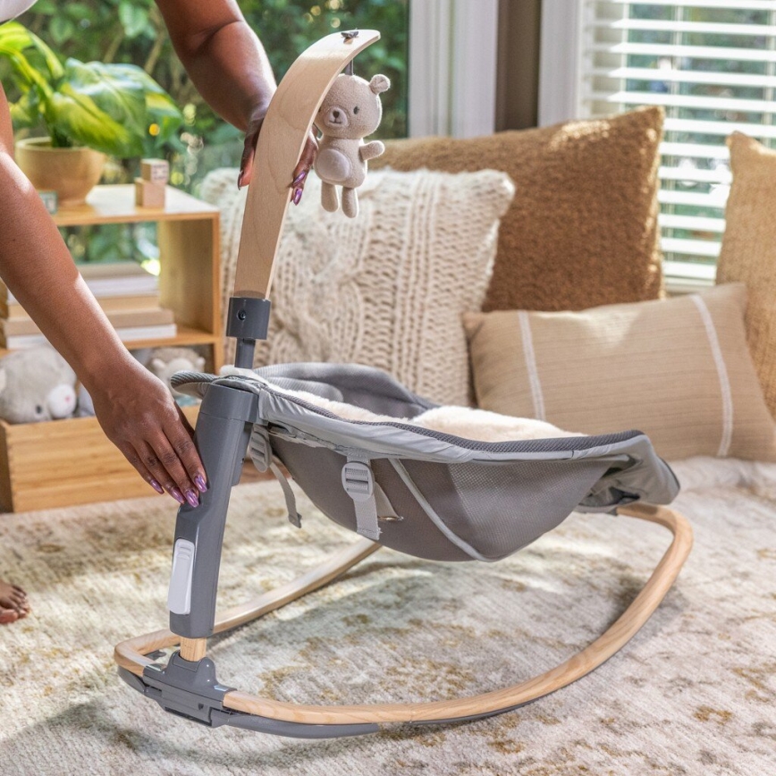 Ingenuity - Lasten värisevä lepotuoli melodialla EVERY SEASON WESLEY 3xC harmaa