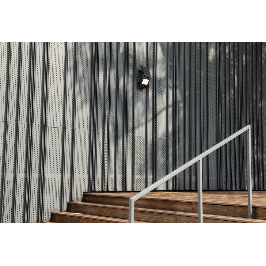 LED himmennettävä valonheitin aurinkopaneelilla ja dusk sensori LED/10W/10000 mAh 3,2V IP65 + kauko-ohjaus